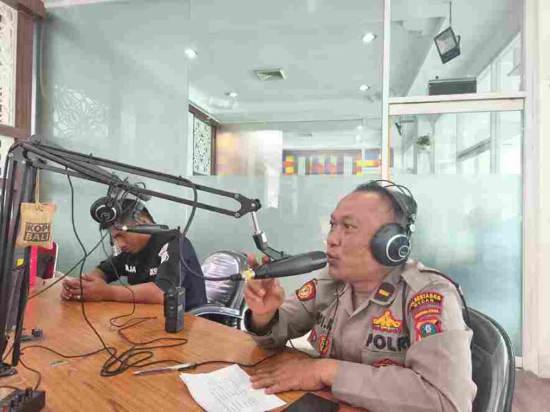  Dialog Interaktif Hallo Polisi di Studio I RRI Medan, Rabu (24/9/2025), dengan topik “Penguatan Sistem Keamanan Lingkungan melalui Pos Kamling”.