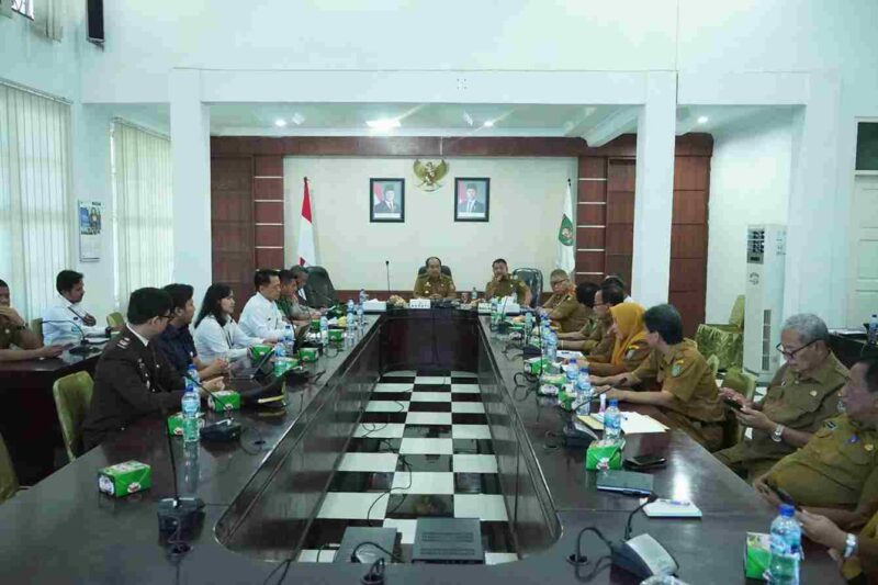 Bupati Asahan Taufik Zainal Abidin, S.Sos., M.Si., bersama Wakil Bupati Rianto, S.H., M.AP., Kapolres Asahan, Dandim 0208/Asahan, serta Kepala Kejaksaan Negeri Asahan mengikuti Rapat Koordinasi (Rakor) Pengendalian Inflasi Tahun 2025 secara virtual pada Selasa (2/9/2025).