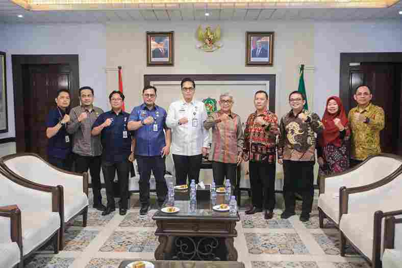 Wali Kota Medan Rico Tri Putra Bayu Waas menerima audiensi Dewan Komisaris dan jajaran Direksi PT Kawasan Industri Medan (KIM) di Balai Kota, Selasa (23/9/25). 