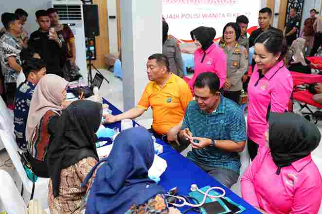Polwan Polda Sumut menggelar kegiatan donor darah bersama Bhayangkari di Gedung Tunggal Panaluan, Kantor Bhayangkari Sumut, pada Jumat (12/9/2025) pagi.
