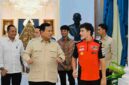  Prabowo Subianto, menerima kunjungan juara dunia MotoGP Marc Marquez bersama dua pembalap muda Indonesia, Mario Aji dan Veda Ega Pratama, di Istana Merdeka, Jakarta, pada Selasa, 30 September 2025.