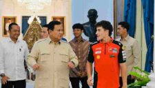  Prabowo Subianto, menerima kunjungan juara dunia MotoGP Marc Marquez bersama dua pembalap muda Indonesia, Mario Aji dan Veda Ega Pratama, di Istana Merdeka, Jakarta, pada Selasa, 30 September 2025.