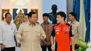  Prabowo Subianto, menerima kunjungan juara dunia MotoGP Marc Marquez bersama dua pembalap muda Indonesia, Mario Aji dan Veda Ega Pratama, di Istana Merdeka, Jakarta, pada Selasa, 30 September 2025.
