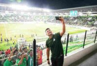 Gubernur Sumatera Utara (Sumut) Bobby Afif Nasution saat menonton secara langsung pertandingan sepak bola antara PSMS Medan versus Sumsel United di Stadion Utama Sumatera Utara, Desa Sena, Kabupaten Deliserdang, Minggu (28/9/2025). PSMS Medan Unggul atas Sumsel United dengan skor 2-0.