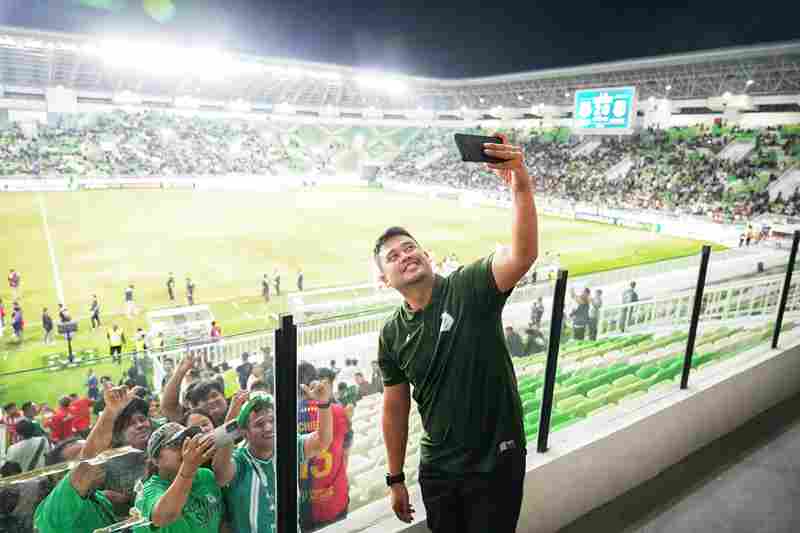 Gubernur Sumatera Utara (Sumut) Bobby Afif Nasution saat menonton secara langsung pertandingan sepak bola antara PSMS Medan versus Sumsel United di Stadion Utama Sumatera Utara, Desa Sena, Kabupaten Deliserdang, Minggu (28/9/2025). PSMS Medan Unggul atas Sumsel United dengan skor 2-0.