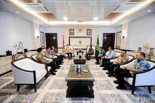 Wali Kota Medan Rico Tri Putra Bayu Waas ketika menerima Direktur Hubungan Kelembagaan PTPN IV, Irwan Perangin-angin bersama jajaran di Balai Kota, Kamis (11/9/25).