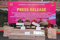 Konferensi Pers Kejaksaan Tinggi Sumatera atas pembayaran pengembalian uang ke negara .