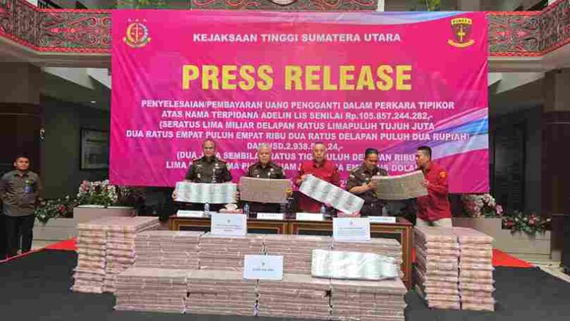 Konferensi Pers Kejaksaan Tinggi Sumatera atas pembayaran pengembalian uang ke negara .