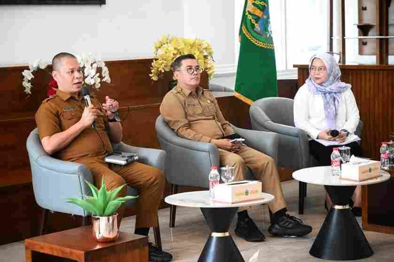 Kepala Dinas Koperasi dan UKM Provinsi Sumut Naslindo Sirait bersama Sekretaris Dinas Kebudayaan dan Pariwisata Provinsi Sumut Ibnu Akbar saat Konferensi Pers yang difasilitasi Dinas Komunikasi dan Informatika (Diskominfo) Sumut di Anjungan Dekranasda, lantai 1 Kantor Gubernur Sumut, Selasa (23/9/2025). 