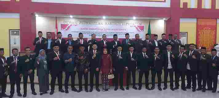 Foto bersama usai menggelar rapat paripurna dalam rangka peresmian dan pengucapan sumpah/janji Pengganti Antar Waktu (PAW) anggota DPRK Aceh Timur sisa masa jabatan 2024–2029.