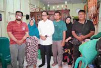 Wali Kota Medan Rico Tri Putra Bayu Waas menemui Ojol korban penganiyaan tersebut di rumahnya, Jalan Amaliun, Gang Bandung, Medan Area, Minggu (7/9/25).