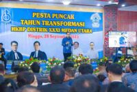 Pesta Puncak Tahun Transformasi HKBP Distrik XXXI Medan Utara berlangsung meriah di HKBP Efrata Martubung, Jalan Rawe Raya, Kecamatan Medan Labuhan, Minggu (28/9/2025). Wali Kota Medan, Rico Tri Putra Bayu Waas, hadir dan menegaskan bahwa transformasi harus diwujudkan dalam tindakan nyata.