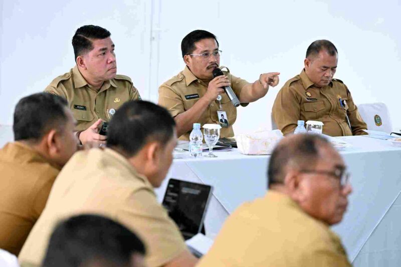 Sekdaprov Sumut Togap Simangunsong memimpin Rapat Percepatan Realisasi Anggaran Tahun 2025 dan Percepatan Penangan Laju Inflasi Tahun 2025 di Gedung Bina Graha Bappelitbang Sumut, Jalan Diponegoro, Medan, Senin (8/9/2025). Rapat diikuti para pimpinan OPD Pemprov Sumut.