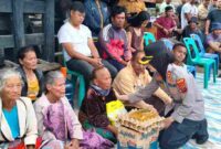  Kapolres Samosir, AKBP Rina Frillya, S.I.K, melaksanakan bakti sosial kepada masyarakat korban kebakaran yang menghanguskan 8 unit rumah di Sidaji, Dusun III, Desa Simarmata, Kecamatan Simanindo, Kabupaten Samosir, pada Senin (29/9/2025) subuh.