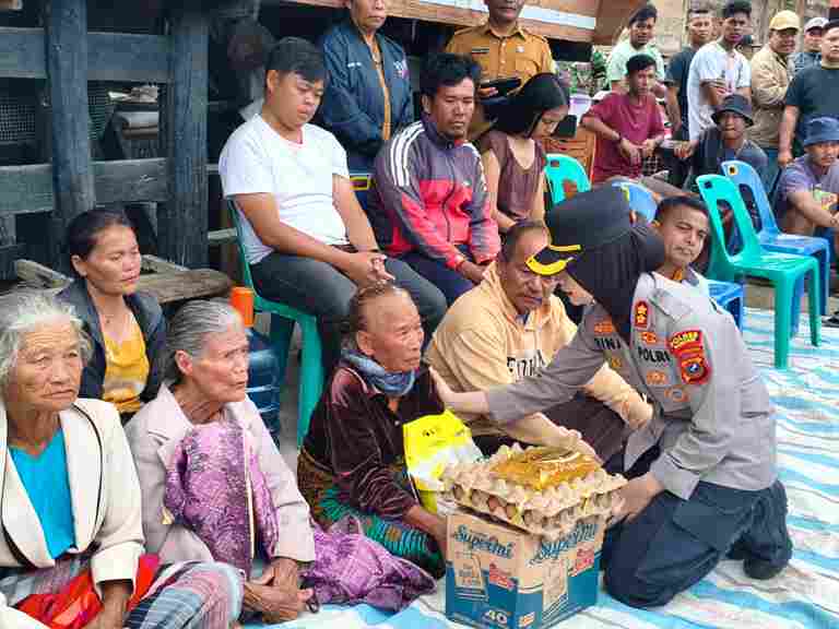  Kapolres Samosir, AKBP Rina Frillya, S.I.K, melaksanakan bakti sosial kepada masyarakat korban kebakaran yang menghanguskan 8 unit rumah di Sidaji, Dusun III, Desa Simarmata, Kecamatan Simanindo, Kabupaten Samosir, pada Senin (29/9/2025) subuh.