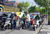 Suasana pagi di Jalan H.M. Said, Kecamatan Medan Timur, tampak berbeda pada Senin (1/9/2025). Sejumlah pengemudi ojek online (ojol) yang melintas dihampiri petugas kecamatan dan kelurahan untuk menerima paket sarapan gratis..