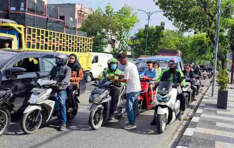 Suasana pagi di Jalan H.M. Said, Kecamatan Medan Timur, tampak berbeda pada Senin (1/9/2025). Sejumlah pengemudi ojek online (ojol) yang melintas dihampiri petugas kecamatan dan kelurahan untuk menerima paket sarapan gratis..