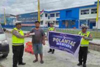 Pada Selasa siang (9/9/2025), Sat Lantas membagikan segitiga pengaman (safety triangle) kepada pengendara bus angkutan umum yang melintas di Jalan Pematangsiantar–Perdagangan, tepatnya di KM 7 depan kantor Sat Lantas Polres Simalungun.