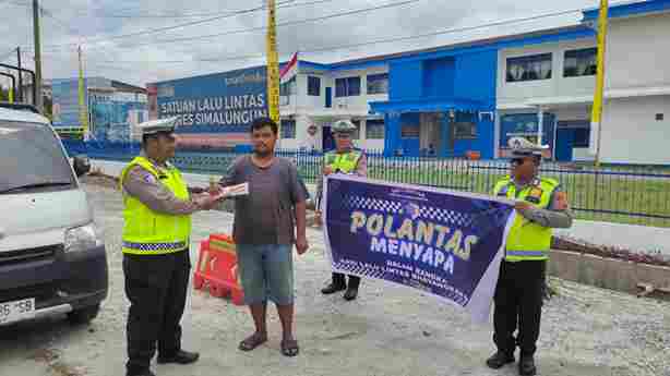 Pada Selasa siang (9/9/2025), Sat Lantas membagikan segitiga pengaman (safety triangle) kepada pengendara bus angkutan umum yang melintas di Jalan Pematangsiantar–Perdagangan, tepatnya di KM 7 depan kantor Sat Lantas Polres Simalungun.