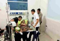 Wakil Bupati Aceh Timur, T. Zainal Abidin, S.Pd.I., M.H., menunjukkan kepeduliannya kepada rakyat dengan menjenguk Razali (60), warga Desa Labuhan, Kecamatan Sungai Raya, yang dirawat di RSUD Kota Langsa, Jumat malam (12/9/2025).