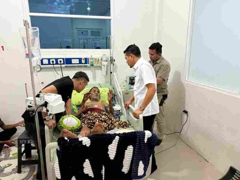 Wakil Bupati Aceh Timur, T. Zainal Abidin, S.Pd.I., M.H., menunjukkan kepeduliannya kepada rakyat dengan menjenguk Razali (60), warga Desa Labuhan, Kecamatan Sungai Raya, yang dirawat di RSUD Kota Langsa, Jumat malam (12/9/2025).