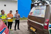 Salah satu angkutan yang memasang stiker tertib berlalu lintas.