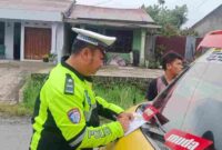 personel Satlantas Polres Simalungun melaksanakan kegiatan himbauan dan penindakan terhadap angkutan umum yang kedapatan membawa penumpang di atas kap mobil di wilayah Kabupaten Simalungun.