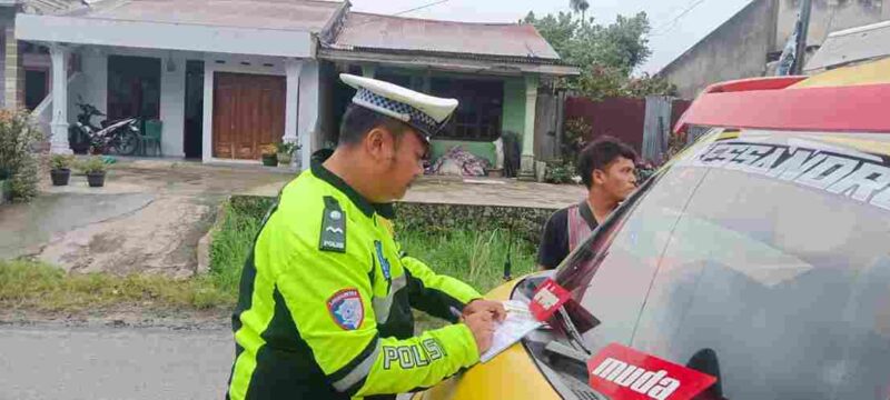 personel Satlantas Polres Simalungun melaksanakan kegiatan himbauan dan penindakan terhadap angkutan umum yang kedapatan membawa penumpang di atas kap mobil di wilayah Kabupaten Simalungun.