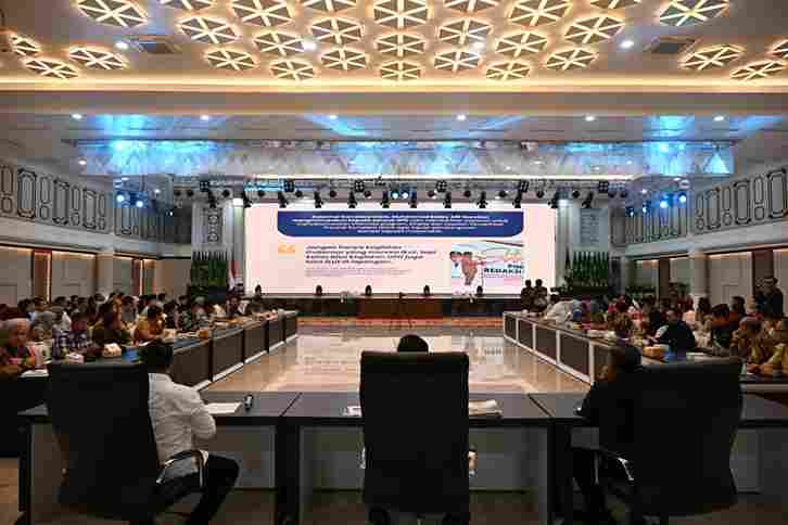 Sekretaris Daerah Pemerintah Provinsi Sumatera Utara (Sumut) Togap Simangunsong didampingi Kepala Dinas Kominfo Sumut Erwin Hotmansah Harahap memimpin Rapat Koordinasi Arah Kebijakan Penyebaran Informasi Program Kegiatan di Lingkungan Pemprov Sumut di Aula Raja Inal Siregar Kantor Gubernur Sumut, Jalan Diponegoro 30 Medan, Jumat (19/9/2025). Rapat diikuti oleh seluruh OPD Pemprov Sumut. 