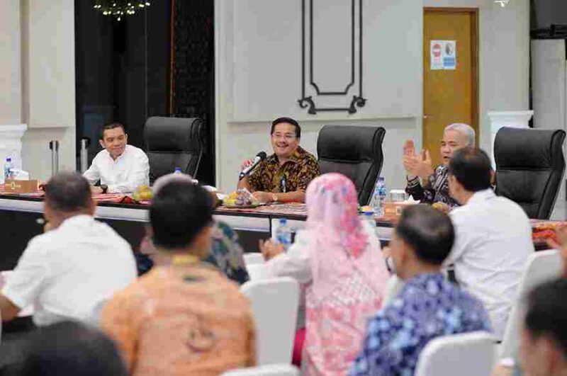 Sekretaris Daerah Provinsi Sumatera Utara (Sumut) Togap Simangungsong membuka Rapat Koordinasi serta Pelaksanaan Implementasi Penyelenggaraan Program Jaminan Sosial Ketenagakerjaan khususnya pekerja rentan nelayan dan pembudi daya ikan di Aula Raja Inal Siregar Lantai 2 Kantor Gubernur Sumut Jalan Diponegoro Kota Medan, Jumat (26/9).