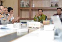 Sekretaris Daerah Provinsi Sumatera Utara (Sumut) Togap Simangunsong memimpin Rapat Persiapan Event Trail of The Kings by Ultra-Trail du Mont Blanc (UTMB) di Ruang Rapat 3 Lantai 2 Kantor Gubernur Sumut Jalan Diponegoro Kota Medan, Kamis (11/9). Kompetisi lari lintas alam internasional ini akan diselenggarakan pada 17-19 Oktober 2025 mendatang.