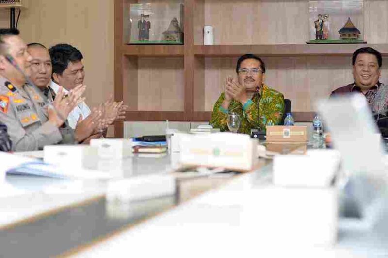 Sekretaris Daerah Provinsi Sumatera Utara (Sumut) Togap Simangunsong memimpin Rapat Persiapan Event Trail of The Kings by Ultra-Trail du Mont Blanc (UTMB) di Ruang Rapat 3 Lantai 2 Kantor Gubernur Sumut Jalan Diponegoro Kota Medan, Kamis (11/9). Kompetisi lari lintas alam internasional ini akan diselenggarakan pada 17-19 Oktober 2025 mendatang.