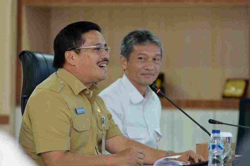 Sekretaris Daerah Provinsi Sumatera Utara (Sumut) Togap Simangunsong menandatangani  Berita Acara Serah Terima Operasional (BASTO) Jalan Pendukung Stadion Utama Sumut, dari Balai Besar Pelaksanaan Jalan Nasional (BBPJN) Sumut kepada Pemprov Sumut, di Ruang Rapat I Lantai 2 Kantor Gubernur Sumut Jalan Diponegoro 30, Kota Medan, Senin (1/9).