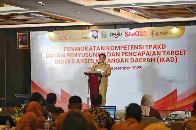 Sekretaris Daerah Provinsi (Sekdaprov) Sumut Togap Simangunsong membuka kegiatan Peningkatan Kompetensi Tim Percepatan Akses Keuangan Daerah (TPAKD) dalam penyusunan dan pencapaian target Indeks Akses Keuangan Daerah (IKAD) yang diselanggarakan OJK Sumut di Le Polonia Hotel Jalan Sudirman Medan, Selasa (23/9/2025)