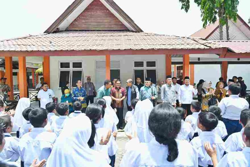 Sekretaris Daerah Provinsi Sumut, Togap Simangunsong, saat mendampingi kunjungan kerja Komisi VIII DPR RI ke Sekolah Rakyat Menengah Pertama (SRMP) I Deliserdang, Kamis (25/9/2025).