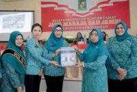 Staff Ahli I Tim Penggerak Pemberdayaan Kesejahteraan Keluarga (TP PKK)  Sumatera Utara (Sumut) Titiek Sugiharti makukan Sosialisasi dan Monitoring Inspeksi Visual Asam Asetat (IVA) Test, di Kecamatan Jawa Maraja Bah Jambi Kabupaten Simalungun, Selasa (9/9/2025). 