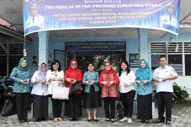 Ketua TP PKK Kota Pematangsiantar Ny Liswati Wesly Silalahi  foto bersama  Tim Monitoring TP PKK Provinsi Sumatera Utara di halaman Kantor Camat Siantar Barat, Jalan Bangau, Kelurahan Sipinggol-pinggol. Kecamatan Siantar Barat, Rabu (10/09/2025).