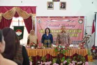 Ketua Dharma Wanita Persatuan (DWP) Provinsi Sumatera Utara (Sumut) Dita Togap Simangunsong melakukan Kunjungan Kerja, Sosialisasi AD/ART dan Pemberian Bantuan Sosial Pencegahan Stunting di Aula Kantor TP-PKK Kabupaten Tapanuli Tengah, Kamis (11/9/2025). 