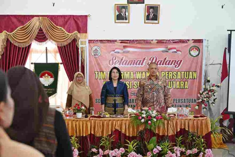 Ketua Dharma Wanita Persatuan (DWP) Provinsi Sumatera Utara (Sumut) Dita Togap Simangunsong melakukan Kunjungan Kerja, Sosialisasi AD/ART dan Pemberian Bantuan Sosial Pencegahan Stunting di Aula Kantor TP-PKK Kabupaten Tapanuli Tengah, Kamis (11/9/2025). 