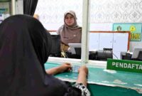 Pasien menggunakan Kartu Tanda Penduduk (KTP) saat mendaftar rawat inap di Rumah Sakit Haji Medan, Selasa (23/09/2025). Seluruh masyarakat kini dapat berobat gratis, cukup dengan KTP, melalui Program Berobat Gratis (Probis) Sumut Berkah.