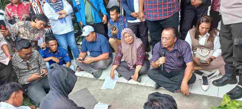 Aksi unjuk rasa yang digelar Gerakan Mahasiswa Merdeka untuk Rakyat (GERMA-SURA) di Kantor Camat Bandar Masilam, Kamis (25/9/2025). 