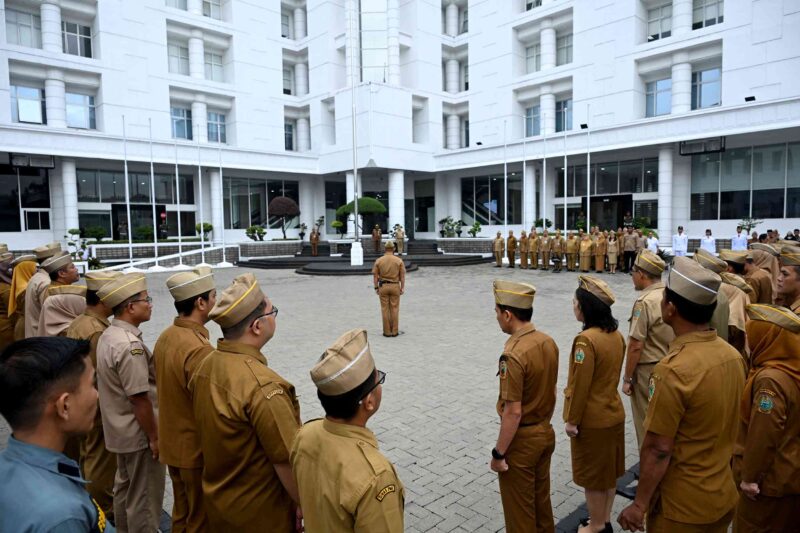Wakil Gubernur Sumatera Utara (Sumut) Surya menjadi inspektur upacara dalam peringatan Hari Olahraga Nasional (Haornas) ke-42 tahun 2025 tingkat Provinsi Sumut di Halaman Kantor Gubernur Sumut, Jalan Pangeran Diponegoro Nomor 30 Medan, Selasa (9/9/2025).
