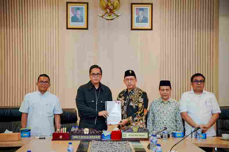 Rico Waas menerima berkas pemandangan umum Fraksi-fraksi DPRD Medan yang telah diberikan oleh Ketua DPRD Wong Chun Sen.
