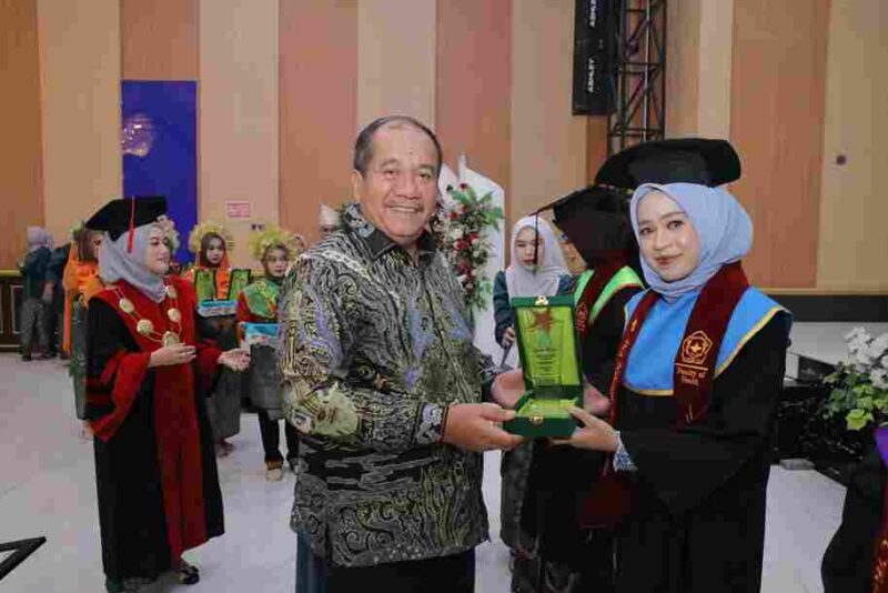 Bupati Asahan Taufik Zainal Abidin, saat menyerahkan piagam ke salah satu wisudawati di acara Wisuda STIKes As Syifa Kisaran dan STIKes Sakinah Husada Tanjung Balai Tahun 2025. Acara berlangsung Sabtu (13/9/2025) di Singapore Land Waterpark, Sei Balai, Kabupaten Batu Bara.