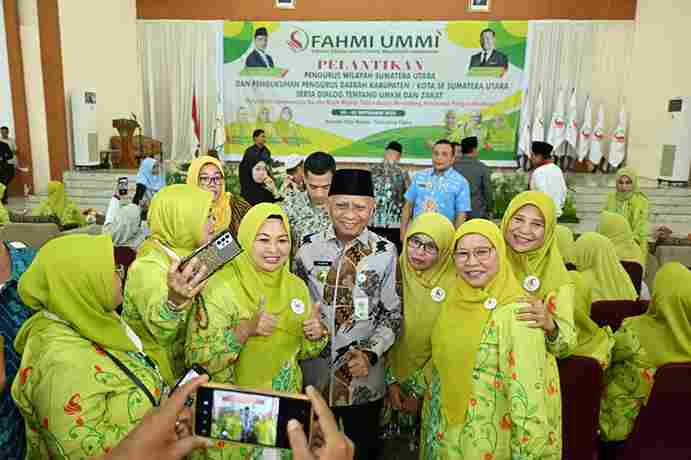 Wakil Gubernur Sumatera Utara (Sumut)H. Surya bersama Wakil Menteri Agama RI H. Romo Syafe'i menghadiri acara Pelantikan Forum Silaturahmi Ummi Muslimah Indonesia (FAHMI UMMI) Provinsi Sumatera Utara dan Kabupaten/Kota Se-Sumut di Gedung Asrama Haji Medan, Pangkalan Mashur, Medan Johor, Kamis (04/09/2025). 