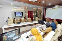 Wakil Gubernur Sumatera Utara (Sumut) Surya mengikuti Rapat Koordinasi dengan Kementerian Dalam Negeri tentang Pengendalian Inflasi Daerah Tahun 2025 dan Pembahasan Evaluasi Dukungan Pemerintah Daerah dalam Program 3 Juta Rumah serta Optimalisasi Pengentasan Kemiskinan secara daring melalui aplikasi Zoom Meeting di Ruang Sumut Smart Province Lantai 6 Kantor Gubernur Sumut Jalan Diponegoro Kota Medan, Senin (8/9).