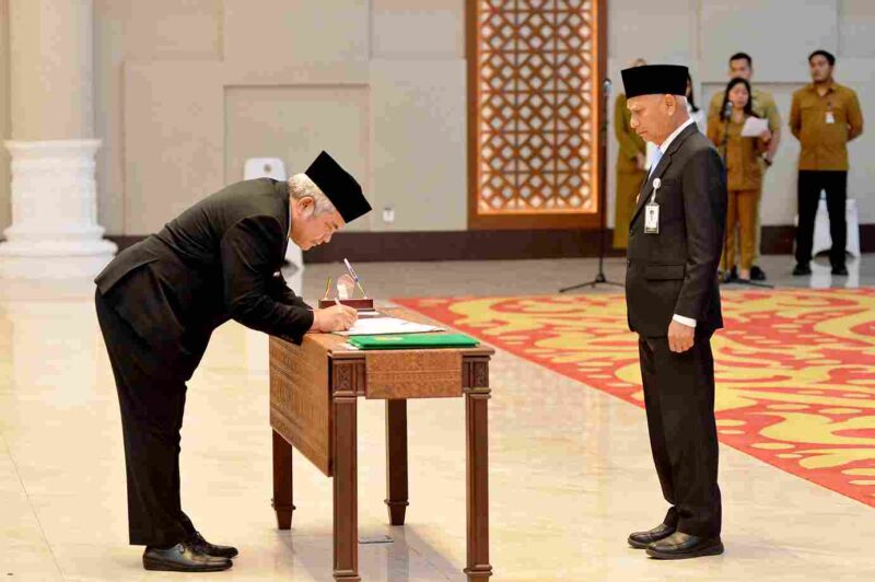Wakil Gubernur Sumatera Utara (Sumut) Surya melantik dan melakukan pengambilan sumpah Jabatan Pimpinan Tinggi Pratama dan Administrator pada lingkungan Pemerintah Provinsi Sumut di Aula Raja Inal Siregar Lantai 2 Kantor Gubernur Sumut Jalan Diponegoro Kota Medan, Senin (8/9).