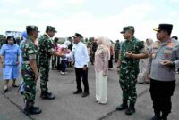 Wakil Gubernur Sumut, Surya bersama jajaran Forkomipda Sumut menyambut kedatangan Kepala Staff TNI Angkatan Udara (KASAU), Marsekal TNI Tony M Harjono beserta rombongan di Lanud Soewondo, Jalan Komodor Muda Adi Sucipto, Medan, Minggu (21/9/2025). 