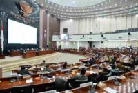 Wakil Gubernur Sumatera Utara (Sumut) Surya bersama Sekretaris Daerah Provinsi Sumut Togap Simangunsong menyampaikan Tanggapan dan/atau Jawaban Gubernur Sumut atas Pandangan Umum Fraksi DPRD Provinsi Sumut terhadap Ranperda tentang P.APBD Provinsi Sumut TA. 2025 di Ruang Rapat Paripurna DPRD Jalan Imam Bonjol Kota Medan, Rabu (24/9).