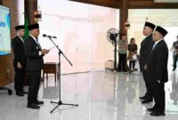 Wakil Gubernur Sumut Surya melantik Uswatul Hasan sebagai Direktur PT Perkebunan Sumut dan Swangro Lumbanbatu sebagai Direktur PD Aneka Industri dan Jasa, di Anjungan lantai 9, Kantor Gubernur Sumut, Jalan Diponegoro No. 30, Medan, Kamis (4/9/2025). 